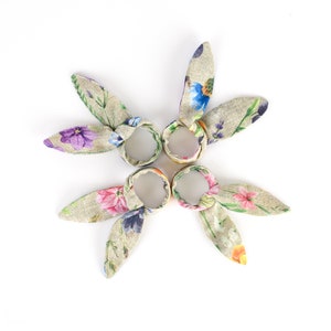 Anello del tovagliolo dell'orecchio del coniglietto di Pasqua, supporto per la stoffa del tavolo della tavola di Pasqua, decorazione della tavola floreale della festa della mamma, anello del tovagliolo di coniglio coniglio per Pasqua