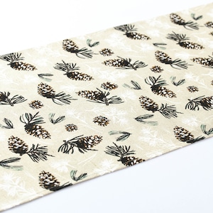 Linnen tafelloper met dennenappelprint: rustiek kerstdecor