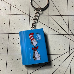 Dr. Seuss Buch Schlüsselanhänger! Erhältlich in Horton, Thing One, One Fish, Green Eggs & Cat In The Hat (2 verschiedene Designs!) !!