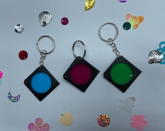 Mini llaveros con marco de gel. 9 opciones de colores genéricos: desde oscuros hasta claros, sin color. ¡También con marco de gel!