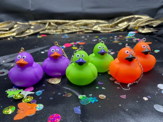 perzik persoonlijkheid in verlegenheid gebracht Franken-Duck Lil Badeend oorbellen In paars groen en oranje - Etsy Nederland