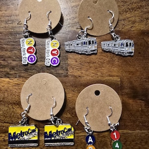 Orecchini NYC serie metropolitana: treno, fermate della metropolitana, gioielli New York City o MTA - regalo perfetto per newyorkesi, treni della metropolitana, MetroCard, trasporti