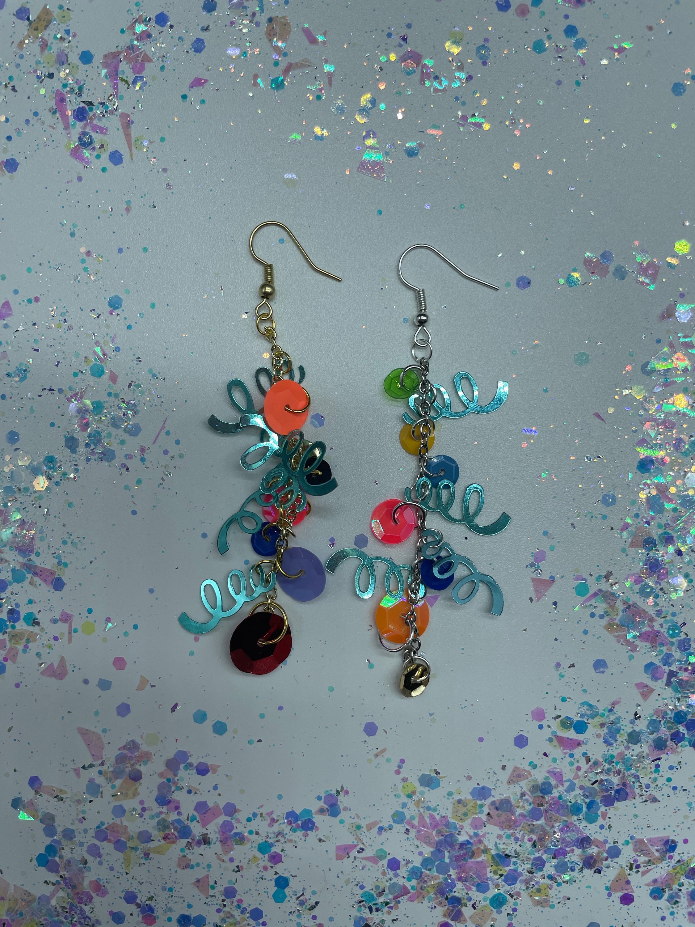 Topper circondato da paillettes colorate | Foto Gratis