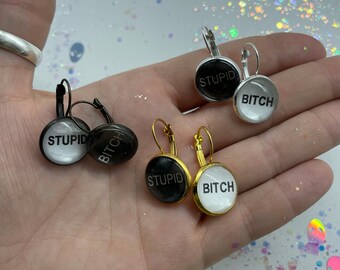 ¡ESTÚPIDA PERRA! ¡Pendientes con la palabra en blanco y negro!