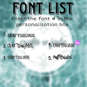 Puede incluir: Una lista de fuentes con el texto FONT LIST y Enter the font # in the personalization box. Cinco opciones numeradas muestran la palabra CRAFTSWJADE en diferentes tipograf&iacute;as negras estilizadas. Un peque&ntilde;o c&iacute;rculo rosa con Most Popular est&aacute; presente.