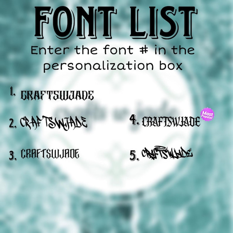Puede incluir: Una lista de fuentes con el texto FONT LIST y Enter the font # in the personalization box. Cinco opciones numeradas muestran la palabra CRAFTSWJADE en diferentes tipograf&iacute;as negras estilizadas. Un peque&ntilde;o c&iacute;rculo rosa con Most Popular est&aacute; presente.