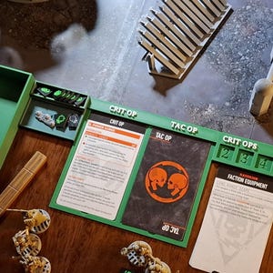 Forma de L: conjunto completo. Centro de mando de Kill Team 2024. Rastreador de puntuaciones, bandeja mediana para tirar dados, bandeja para fichas y soporte para cartas de operaciones.