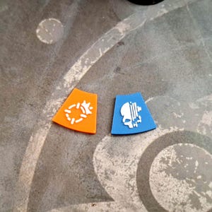 Engagieren und Verbergen. Kill Team Kompatibel Engage und Conceal Token.  Vierzehn von jedem Typ für Hoard Teams. Orange und Blau.