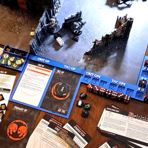 L-vorm. Kill Team Command Center - voor Kill Team 2024. L-vormige scoretracker, tokenlade en ops-kaarthouderset. Op dobbelstenen gebaseerde tracker.