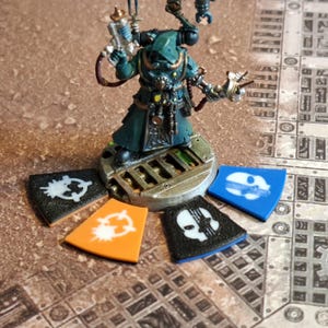 Engagieren und Verbergen. Zwei Ton Token. Kill Team Kompatibel Engage und Conceal Token.  Vierzehn von jedem Typ für Hoard Teams. Orange und Blau