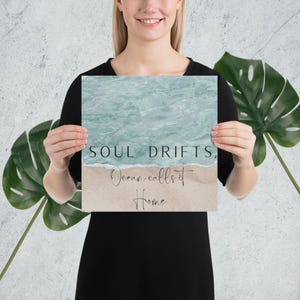 Decorazione murale per gli amanti dell'oceano / Stampa con citazione "Soul Drifts Ocean Calls It Home" / Decorazione per la casa sulla spiaggia / Regalo stampabile con tema nautico costiero per gli amanti del mare