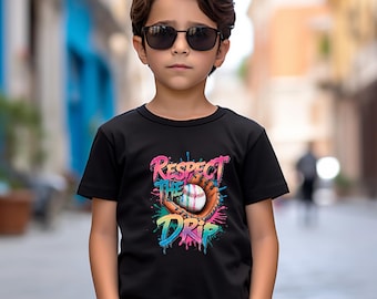 Può includere: Una maglietta nera con la scritta "Respect the Drip" in uno stile graffiti colorato. La grafica include una palla da baseball e un guanto. La maglietta è indossata da una persona con occhiali da sole.