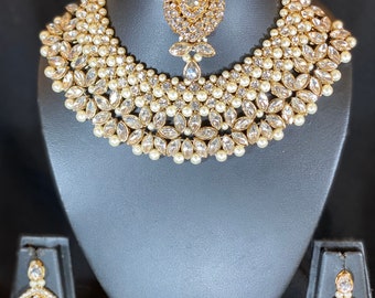Conjunto de collar de estilo asiático GoLd con color piedra blanca con pendientes y tikka, novia, ropa de fiesta. Conjunto de joyas Bollywood Style