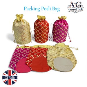 Può includere: Un assortimento di sacchetti potli in oro, rosso e rosa. Le borse hanno un motivo a diamante con dettagli dorati e chiusure con coulisse. Il testo "Packing Potli Bag" è in alto. Un adesivo "UK Seller" è in basso a sinistra.