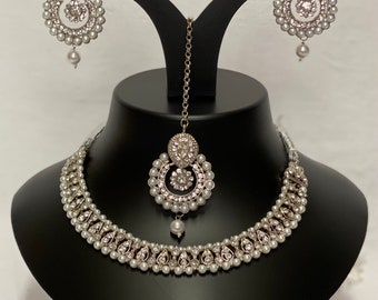 Asiatisches Halskettenset mit Ohrringen und Tikka-Partykleidung, Silberfarbe, Bollywood-Stil Schmuckset, indischer, pakistanischer Stil, schlankes Set