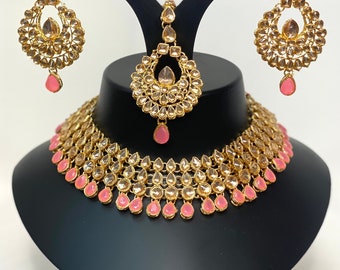 Collar nupcial asiático en ORO con color ROSA con pendientes y tikka, ropa de fiesta india, conjunto de joyas de estilo paquistaní, estilo Bollywood