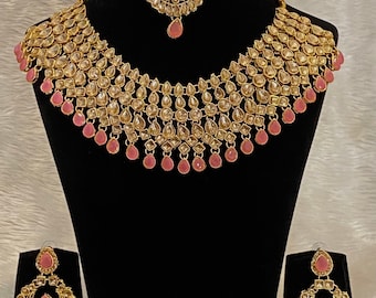 Collier de mariée asiatique serti en couleur ROSE avec boucles d’oreilles et tikka, vêtements de fête, ensemble de bijoux de style indien, pakistanais, style Bollywood