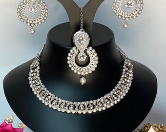 Collier indien ensemble boucles d’oreilles mang tikka fête vêtements de mariage, couleur argent, bijoux de style asiatique Bollywood pakistanais ensemble design élégant