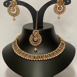 Conjunto de collar indio asiático pendientes Mang tikka ropa de fiesta de boda, color dorado, conjunto de joyas de estilo pakistaní de Bollywood diseño elegante imagen 1