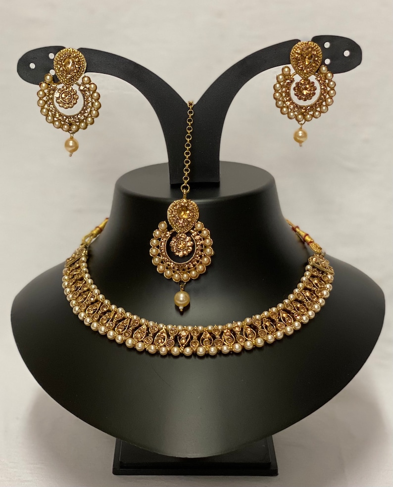 Conjunto de collar indio asiático pendientes Mang tikka ropa de fiesta de boda, color dorado, conjunto de joyas de estilo pakistaní de Bollywood diseño elegante imagen 1