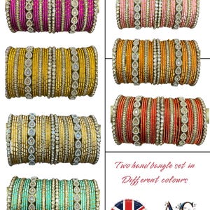 Peut inclure: Plusieurs bracelets colorés, notamment roses, oranges, jaunes et turquoise. Chaque ensemble comprend de nombreux bracelets avec des accents décoratifs et des ornements. Le texte de l'image indique : "Two hand bangle set in Different colours."