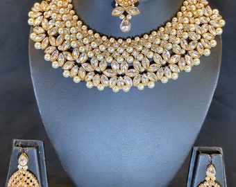 Conjunto de collar de joyas indias, asiáticas con pendientes y tikka. Party wear gold with white colour stones, Bollywood style jewellery 2021 new