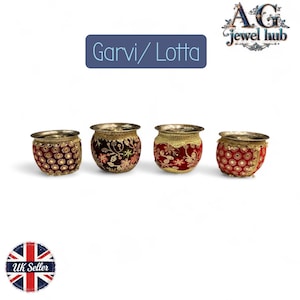 Könnte beinhalten: Vier dekorative, verzierte, rot-goldene Töpfe mit silbernen Rändern. Die Töpfe sind mit komplizierten Mustern und Designs verziert. Der Text "Garvi/ Lotta" wird auf einem blauen Rechteck über den Töpfen angezeigt. Das Logo "AG Jewel hub" befindet sich in der oberen rechten Ecke.