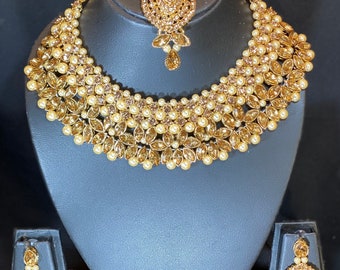 Collier de style asiatique serti de couleur OR avec boucles d'oreilles et tikka, tenue de mariée, de fête. Ensemble de bijoux de style Bollywood