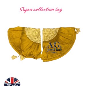 Puede incluir: Un artículo textil de color amarillo mostaza, posiblemente un paño o bolsa ceremonial, con detalles bordados en oro y borlas. El texto "Bride groom Pala rumal" y "Sagan collection bag" es visible. El artículo es de "AG jewel hub" y es un vendedor del Reino Unido.