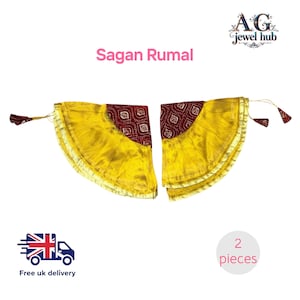 Puede incluir: Juego de Sangan Rumal de dos piezas. Cada pieza presenta un diseño en forma de abanico con una base dorada y una sección superior granate estampada. Los bordes están adornados con dorado. El texto "Sagan Rumal" se muestra en rosa.