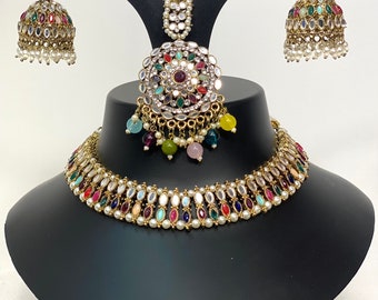 Collier de mariée asiatique serti de boucles d'oreilles zhumki multicolores mang tikka, fête de mariage porter des bijoux de style indien sertis de pierres précieuses miroir,