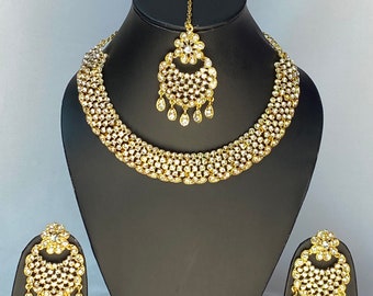 Asiatische Hochzeit Party tragen Halskette Set in Gold mit weißer Farbe mit Ohrringen und Mang Tikka, indische Bollywood-Stil Schmuck-Set,