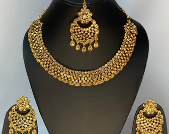 Asiatische Party Wear Halsketten-Set in Gold mit weißer & silberner Farbkombination mit Ohrringen und Tikka, Bollywood Style Schmuck-Set,