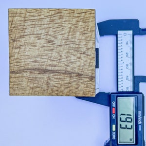 Puede incluir: Un bloque de madera que se mide con un calibre digital. El calibre muestra 1,93 pulgadas.