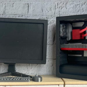 Dockhus i skala 1:12, miniatyrspeldator med skärm, tangentbord och mus. 3D-utskriven.
