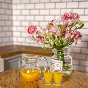 Dollhouse 1/12 scale miniature orange juice jug and 2 glasses.