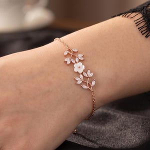Bracelet Magnolia en argent sterling : Bijou délicat style cottagecore, Bracelet Fleur de cerisier, Bracelet floral en zircon