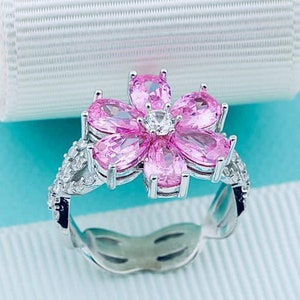 Anello Eda Yildiz – Anello con fiore rosa, gioielli ispirati a Sen Cal Kapimi, anello di fidanzamento con quarzo rosa, regalo romantico con anello floreale per lei