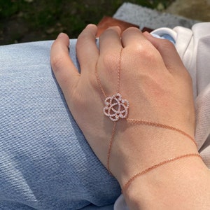 Rose Gold Flower Hand Chain Bracelet, Dainty Bridal Finger Bracelet, Hand Jewelry for Women, Boho Slave Bracelet, Wedding Hand Harness