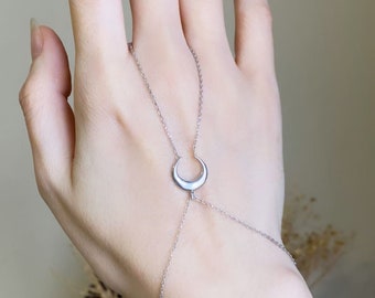 Cadena de mano de plata 925K con luna creciente: delicada pulsera celestial Sahmeran, joyería de plata para la mano, anillo minimalista con arnés lunar.