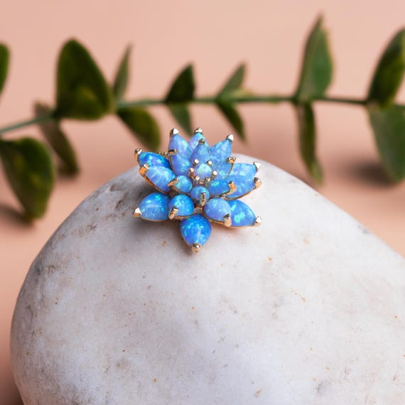 Collana Artigianale Con Ciondolo Fiore Di Loto In Pietra Naturale Luminescente - Azzurro, Lunghezza 45cm