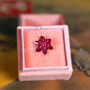 Collier Fleur de Lotus Minimaliste | Rubis de Juillet | Bijoux Spirituels & Journée de la Femme | Cadeau Anniversaire - Fiançailles