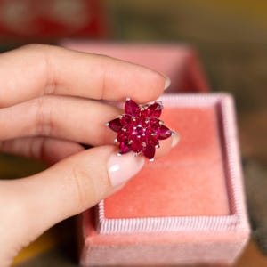 Minimalistische Lotusblumen-Kette | Juli Geburtsstein Rubin | Frauentag & Spiritueller Schmuck | Geburtstags - Verlobungsgeschenk