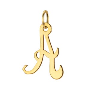 Op de afbeelding: Een goudkleurige hanger in de vorm van de letter "A" in een cursief lettertype. De hanger heeft een lus aan de bovenkant om aan een ketting te bevestigen. De letter is gestileerd met gebogen krullen.