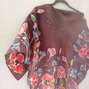 Mutter Tochter Geschenk, Schal mit wilden Blumen, Mohn und Kornblumen, Handmalerei Mohn, Seidenschal braun rot blau, jugendliche Kleidung