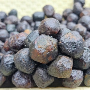 RAW GARNET CRYSTAL- Red Garnet Tumbled Stone-Raw Garnet Loose Stone - Large Garnet Stone - Red Garnet Tumbled stone raw - Raw garnet Crystal