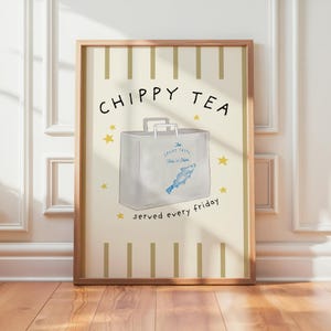 Könnte beinhalten: Ein gerahmter Druck mit den Worten "CHIPPY TEA" über einer Zeichnung einer Papiertüte mit einer Fischillustration. Die Tüte ist von gelben Sternen und dem Text "served every friday" umgeben. Der Hintergrund ist beige mit vertikalen Streifen.