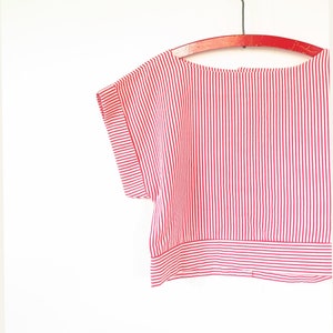 Vintage 1990s Cropped White Red Candy Striped Button Back Patterned Short Sleeve Blouse Top T-shirt
