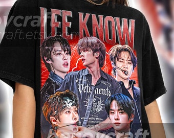 Puede incluir: Camiseta negra con un estampado gráfico de cinco hombres en una banda. El estampado presenta el texto "I.E KNOW" en letras rojas y los miembros de la banda llevan diferentes prendas y accesorios. La camiseta es de estilo vintage.