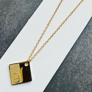 Delicado collar con inicial de Alice Minimalist • Collar con letras de diamantes grabadas • Placa de identificación personalizada • Regalos para mamás primerizas y mejores amigas
